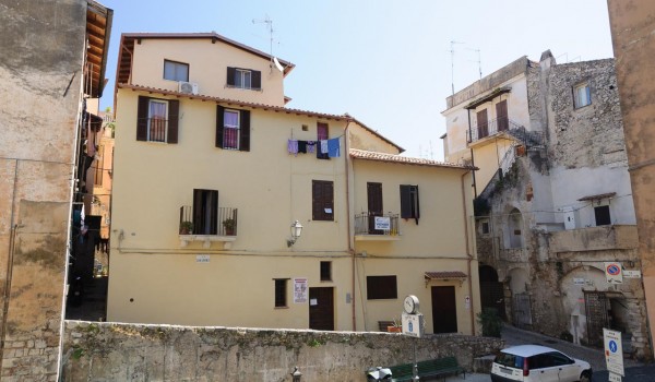 Lavori di ristrutturazione di un edificio nel centro storico di Terracina